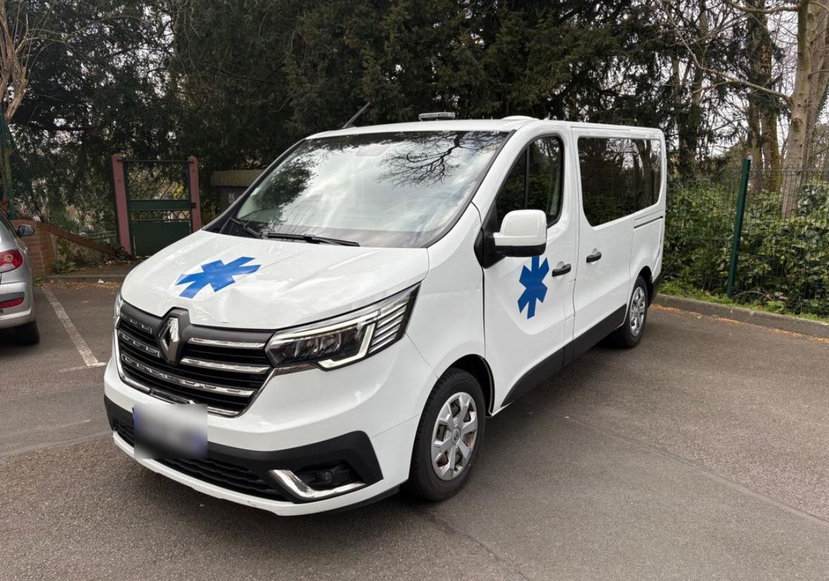 Renault Trafic Ambulance - photo 1
